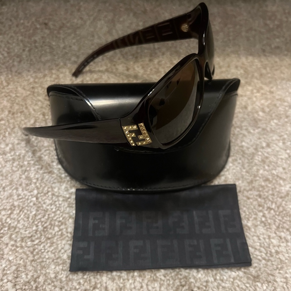 FENDI sunglasses with case and cloth